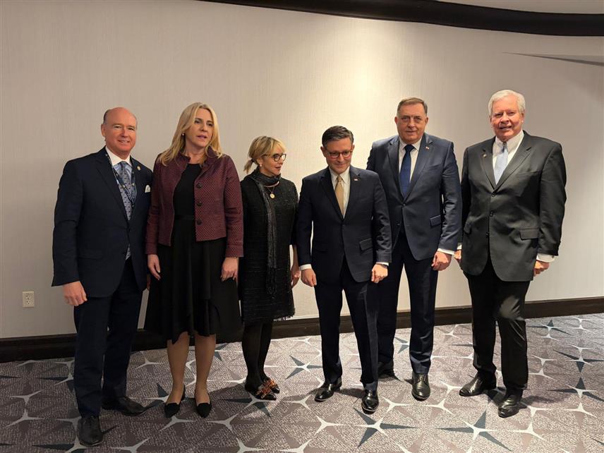 ВАШИНГТОН, 5. ФЕБРУАРА /СРНА/ - Лидер СНСД-а Милорад Додик састао се данас у Вашингтону са предсједавајућим Представничког дома Конгреса САД Мајком Џонсоном. У делегацији Републике Српске, која се сусрела са Џонсоном, су српски члан Предсједништа БиХ Жељка Цвијановић и в.д. предсједника Републике Српске Ана Тришић Бабић.