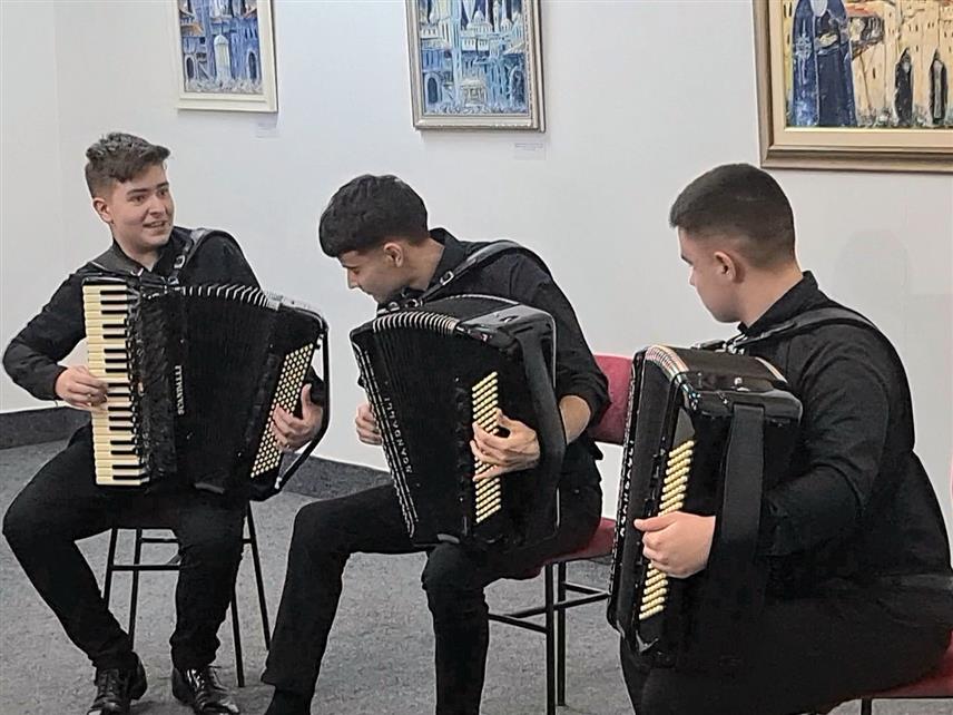 ДОБОЈ, 5. ФЕБРУАРА /СРНА/ - У Добоју је одржан концерт класичне музике "Вече хармонике" у извођењу ученика Музичке школе "Корнелије Станковић" из Бијељине, који су и лаурeати са међународних такмичења.