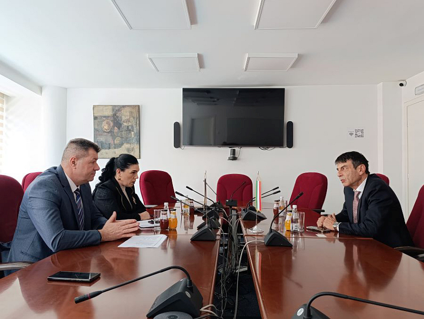 САРАЈЕВО, 5. ФЕБРУАРА /СРНА/ - Предсједник Спољнотрговинске коморе БиХ Ахмет Егрлић и трговински савјетник Амбасаде Италије у БиХ Антонијо Салво нагласили су да је стабилна и интензивна економска сарадња од стратешког значаја за развој и просперитет обје земље.