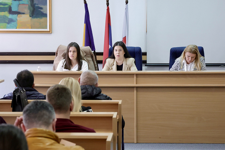 ПАЛЕ, 6. ФЕБРУАРА /СРНА/ - Министарство трговине и туризма организовало је данас на Палама и у Требињу јавне расправе о Нацрту Закона о туризму којим се, како је истакнуто, наставља рад на смањењу сиве зоне, јасно одређује туристичка дјелатност и уводи начело забране дискриминације приступа у туризму.