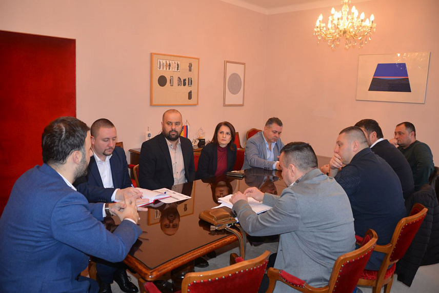 ПРИЈЕДОР, 6. ФЕБРУАРА /СРНА/ - Синдикат рудника "Нова Љубија" упознао је данас градоначелника Приједора Слободана Јавора о одлукама већинског власника које су изазвале забринутост радника за будућност радног процеса, очување радних мјеста, стабилност пословања и перспективу експлоатације жељезне руде.