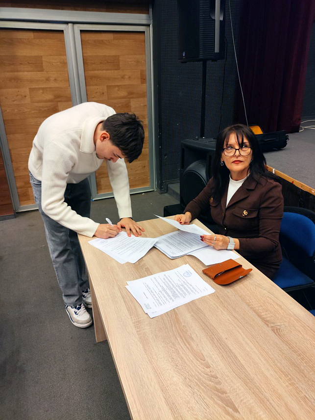 БРАТУНАЦ, 7. ФЕБРУАРА /СРНА/ - Начелник општине Братунац Лазар Продановић потписао је данас уговоре о стипендирању у академској 2025/26. години са 160 студената са подручја ове локалне заједнице.