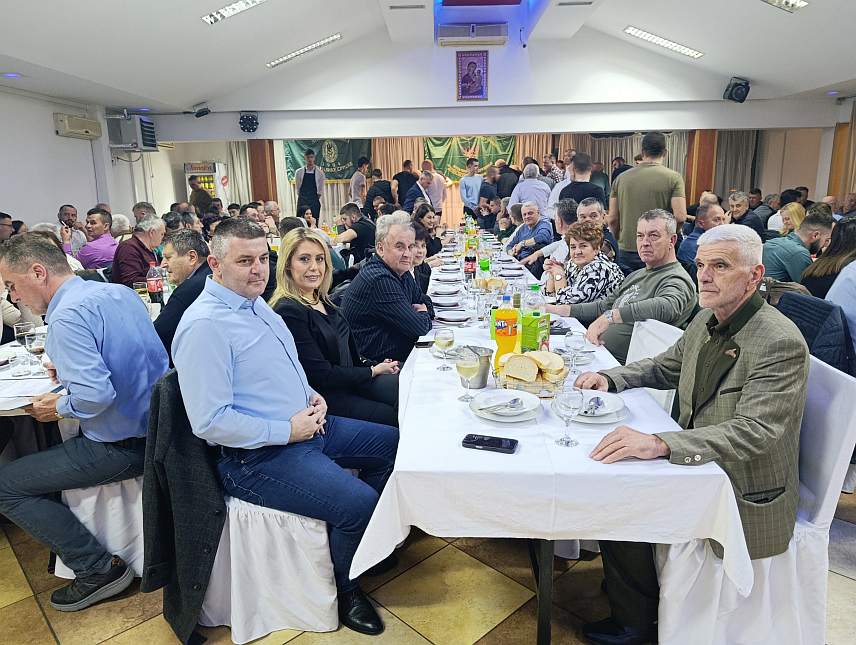 МРКОЊИЋ ГРАД, 7. ФЕБРУАРА /СРНА/ - Ловачко удружење "Лисина" из Мркоњић Града вечерас је, поводом завршетка ловне сезоне, организовало традиционално ловачко вече којем је присуствовало око 300 гостију.