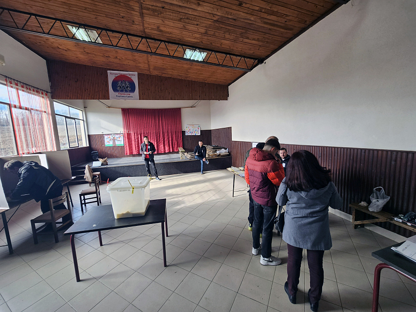 ПРИЈЕДОР, 8. ФЕБРУАРА /СРНА/ - На два бирачка мјеста у Приједору до 11.00 часова на поновљеним пријевременим предсједничким изборима за предсједника Републике Српске гласала су 274 грађанина или 18,74 одсто уписаних у бирачки списак, изјавио је предсједник Градске изборне комисије /ГИК/ Жељко Шкондрић.