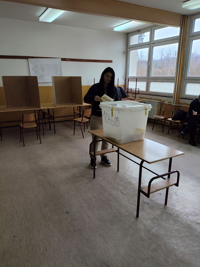 БРАТУНАЦ, 8. ФЕБРУАРА /СРНА/ - На 13 бирачких мјеста у општини Братунац, на којима се понављају пријевремени избори за предсједника Републике Српске, до 11.00 часова је гласало 1.170 бирача или 17,8 одсто уписаних у бирачки списак.