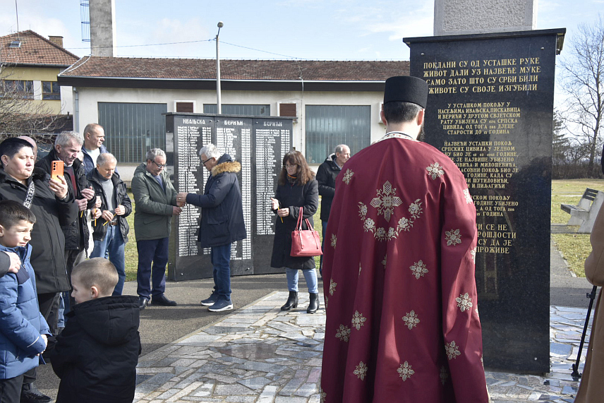 БАЊАЛУКА, 8. ФЕБРУАРА /СРНА/ - У бањалучком селу Поткозарје данас су обиљежене 84 године од страдања српских цивила у усташком покољу у овом и селима Пискавица и Верићи, гдје је на свиреп начин убијено њих 624, од којих 208 дјеце до 15 година, а тим поводом код спомен-обиљежја у Поткозарју служени су литургија и парастос, те положени вијенци.