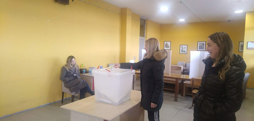 ВЛАСЕНИЦА, 8. ФЕБРУАРА /СРНА/ - На бирачком мјесту Средњошколски центар један у Власеници, на поновљеним пријевременим изборима за предсједника Републике Српске до 15.00 часова гласао је 191 бирач, односно 41,16 одсто од укупног броја уписаних у бирачки списак.