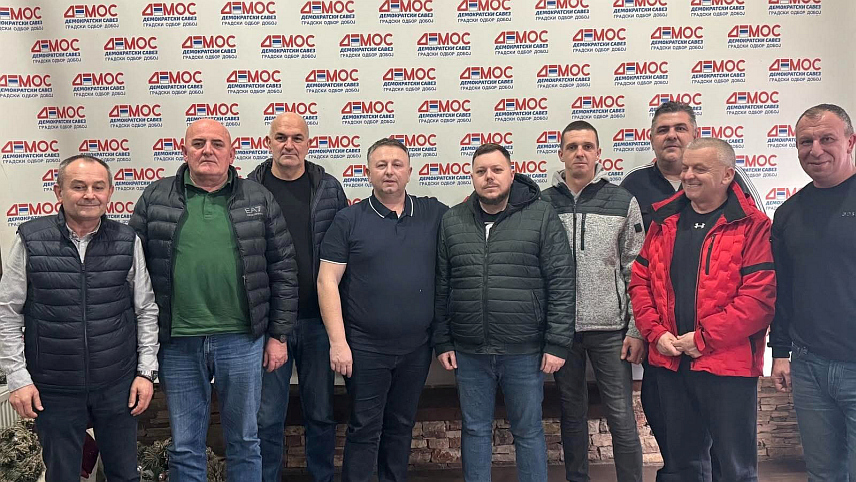 ДОБОЈ, 8. ФЕБРУАРА /СРНА/ - Предсједник и потпредсједник Општинског одбора Покрета "Сигурна Српска" у Петрову Владан Дујковић и Милош Станојевић напустили су ову партију и придружили се ДЕМОС-у.