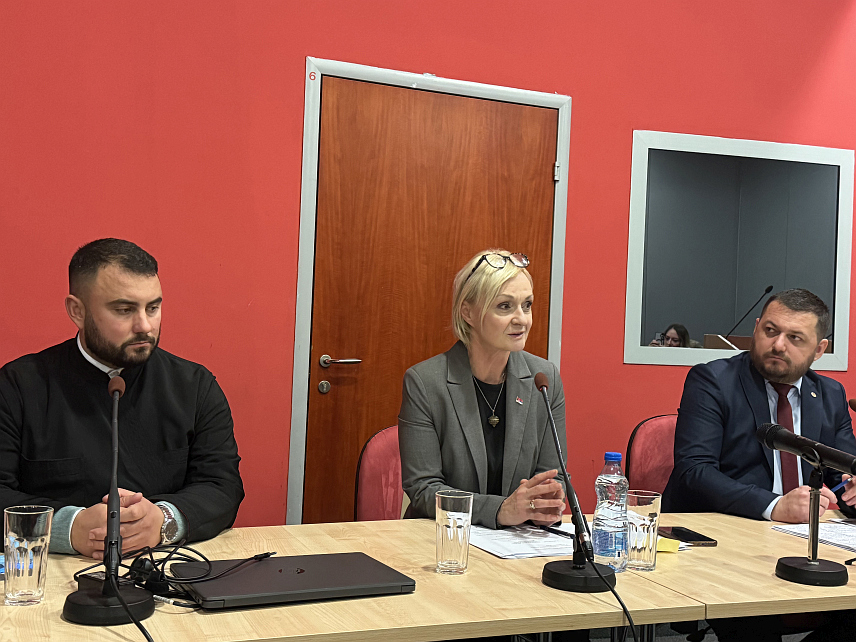 НОВИ САД, 8. ФЕБРУАРА /СРНА/ - Помоћник директора за послове надзора у Републичкој управи за геодетске и имовинско-правне послове /РУГИПП/ Дејан Ђукановић, вршилац дужности помоћника директора Управе за сарадњу са дијаспором и Србима у региону Министарства спољних послова Србије Николина Милатовић Поповић и свештеник Јован Бањак из Босанског Петровца на округлом столу у Новом Саду одржаном у оквиру Сајма завичаја.