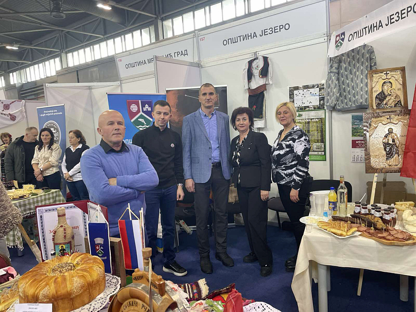 ЈЕЗЕРО/НОВИ САД, 8. ФЕБРУАРА /СРНА/ - Општина Језеро представила је на Сајму завичаја у Новом Саду све потенцијале које посједује - од природних љепота и туристичких ресурса до аутентичних домаћих производа.