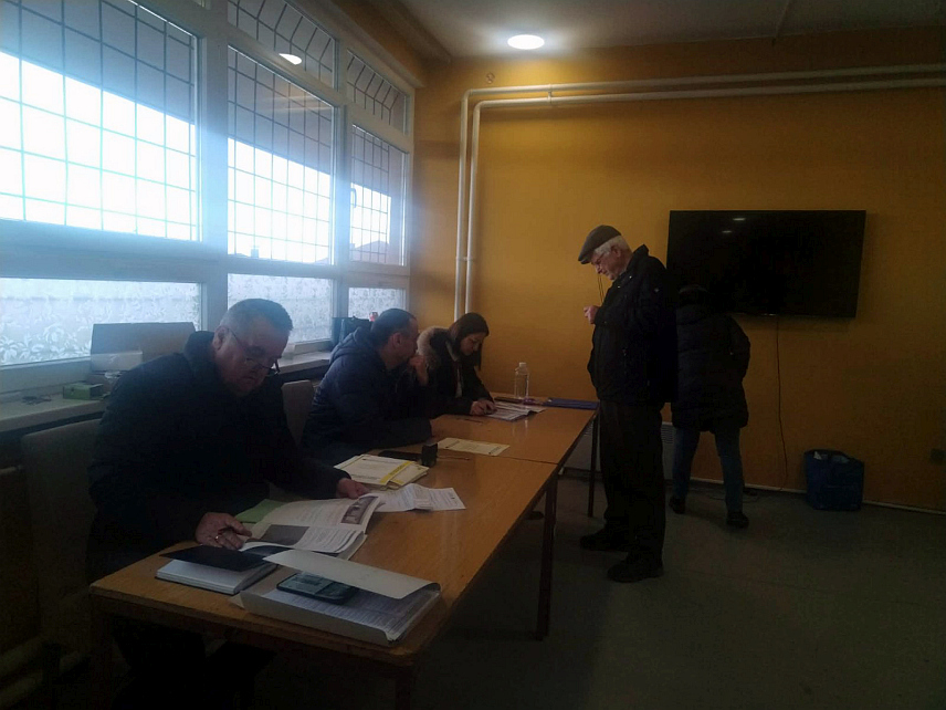 ВЛАСЕНИЦА, 8. ФЕБРУАРА /СРНА/ - На поновљеним пријевременим изборима за предсједника Републике Српске на бирачком мјесту Средњошколски центар један у Власеници побиједио је кандидат СНСД-а Синиша Каран.