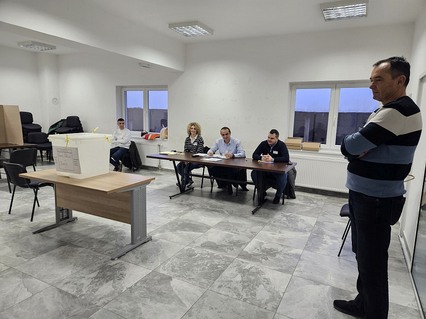 ПРИЈЕДОР, 8. ФЕБРУАРА /СРНА/ - Оба бирачка мјеста у Приједору на којима се данас понављају пријевремени избори за предсједника Републике Српске отворена су на вријеме у 7.00 часова.