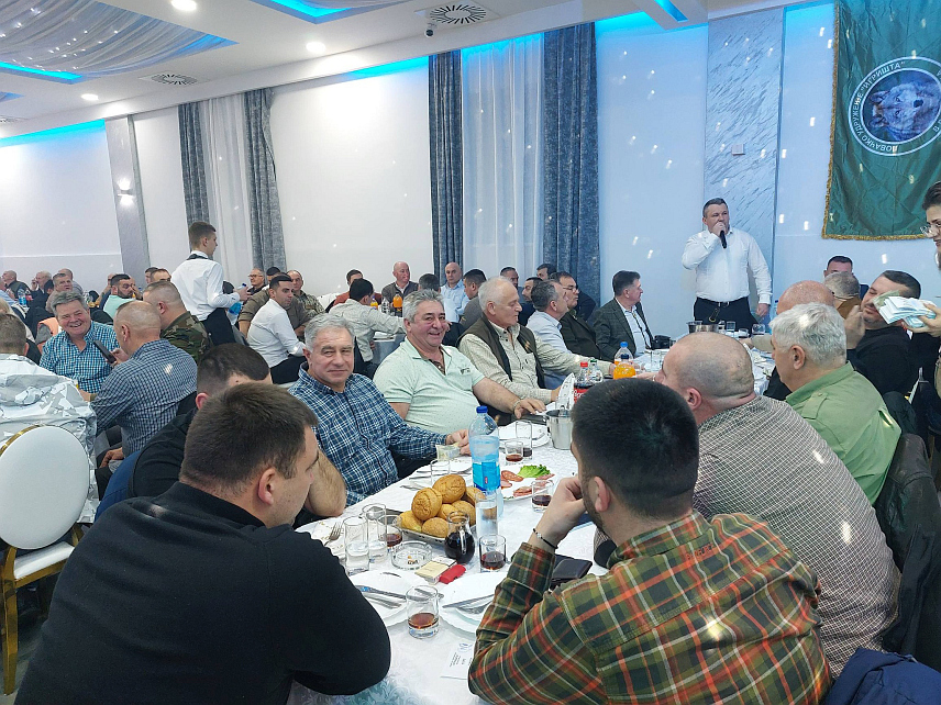 ВЛАСЕНИЦА, 8. ФЕБРУАРА /СРНА/ - Ловачко удружење "Игришта" из Власенице окупило је на традиционалној Ловачкој вечери око 400 ловаца из ове и сусједних општина, као и побратимских удружења из Републике Српске и Србије.