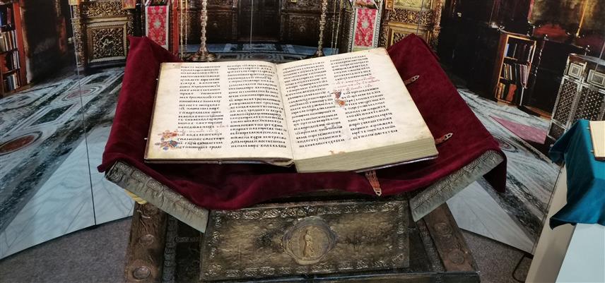 ДОБОЈ, 9.ФЕБРУАРА /СРНА/ - У Добоју је данас отворена изложба "Божанско надахнуће – Мирослављево јеванђеље" на којој су изложена фототипска издања Мирослављевог јеванђеља из 12. вијека и Српског псалтра из 14. вијека.