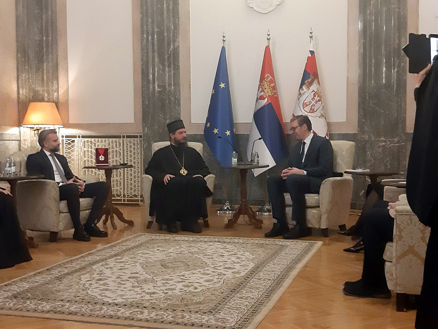 БЕОГРАД, 9. ФЕБРУАРА /СРНА/ - Епископ бихаћко-петровачки Сергије уручио је данас Орден Новомученика бихаћко-петровачких Александру Вучићу за показано доброчинство и велику љубав према Епархији и манастиру Рмањ, а том приликом је предсједник Србије најавио даљу помоћ.