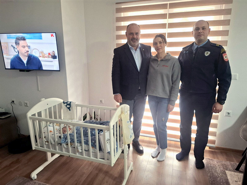 ВИШЕГРАД, 9. ФЕБРУАРА /СРНА/ – Начелник општине Вишеград Младен Ђуревић посјетио је данас прворођену бебу у овој општини у овој години Виктора Машића, чијим је родитељима уручио пригодан поклон.