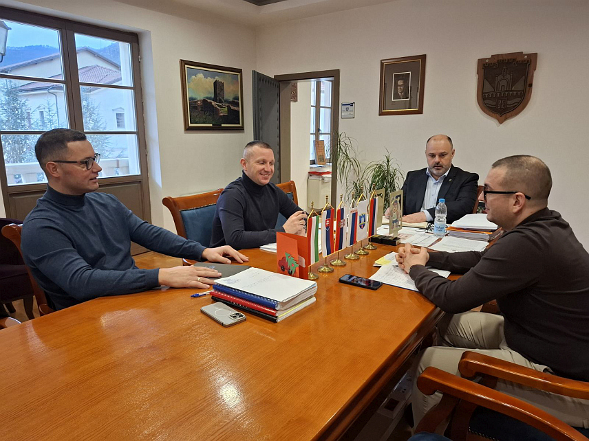ВИШЕГРАД, 9. ФЕБРУАРА /СРНА/ - Начелник општине Вишеград Младен Ђуревић данас је са директором предузећа за водовод и канализацију "15. април" Радивојем Видаковићем разговарао о реализованим активностима и плановима за унапређење водоводног и канализационог система у овој општини.
