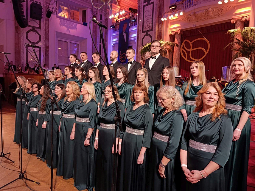 TРЕБИЊЕ, 9. ФЕБРУАРА /СРНА/ - Посјета требињске делегације од око 200 чланова Бечу због учешћа на Светосавском балу била је веома успјешна, а представљени су туристички, привредни и културно-историјски потенцијали града, изјавио је Срни директор требињске Туристичке организације Јовица Милошевић.