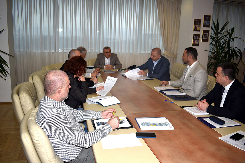 БАЊАЛУКА, 9. ФЕБРУАРА /СРНА/ - Министар саобраћаја и веза Републике Српске Зоран Стевановић и руководства Хидроелектране "Бистрица", "Путева Српске", "Електропривреде", надзорних органа и пројектаната данас су на састанку о обустави обраћаја на путу Фоча - Трново истакли да је фокус на хитном приступању рјешавању проблема, санацији клизишта и моста и стварању услова за безбједно поновно успостављање саобраћаја.