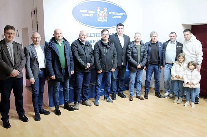 ЛОПАРЕ, 9. ФЕБРУАРА /СРНА/ - Подручно одјељење у Пељавама Основне школе "Вељко Чубриловић" из Прибоја од наредне школске године поново ће почети са радом, закључак је састанка који је начелник општине Лопаре Радо Савић одржао са мјештанима Пељава.