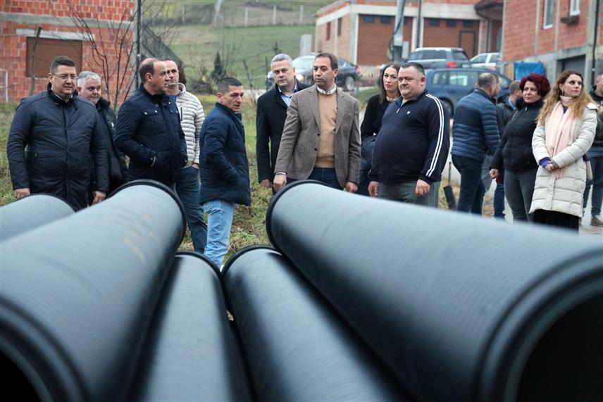 БАЊАЛУКА, 9. ФЕБРУАРА /СРНА/ - Предсједник СПС Горан Селак донирао је оборинске цијеви за мјештане бањалучког насеља Дракулић, у улици 7. фебруар, чиме је учињен значајан корак ка рјешавању дугогодишњег инфраструктурног проблема у овом дијелу града.