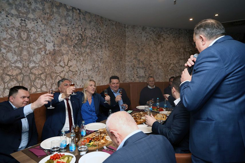 БАЊАЛУКА, 8. ФЕБРУАРА /СРНА/ - Руководство СНСД-а, предвођено предсједником Милорадом Додиком и представници коалиционих странака, прослављају у Бањалуци побједу Синише Карана на пријевременим изборима за предсједника Републике Српске. /Фото: Борислав Здриња/