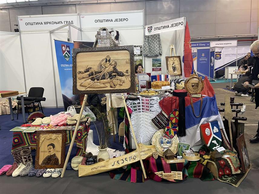 ЈЕЗЕРО, 9. ФЕБРУАРА /СРНА/ - Општине Језеро, Мркоњић Град и Рибник представиле су се на Седмом сајму завичаја у Новом Саду са домаћим производима и туристичком понудом свог краја.