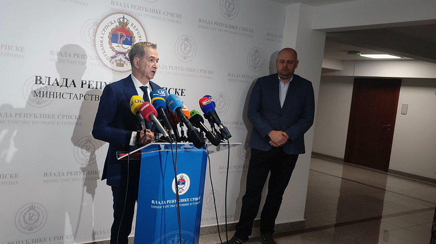 БАЊАЛУКА, 10. МАРТА /СРНА/ - Министар трговине и туризма Републике Српске Нед Пуховац на конференцији за новинаре данас у Бањалуци након састанака са увозницима и дистрибутерима нафте и нафтних деривата.