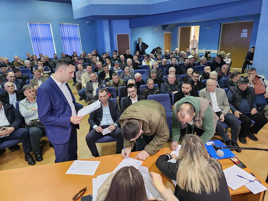 УГЉЕВИК, 10. МАРТА /СРНА/ - Општина Угљевик данас је први пут пољопривредним произвођачима, одмах након потписаних рјешења, исплатила подстицаје прије почетка прољетне сјетве.