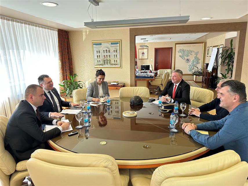 БАЊАЛУКА, 10. МАРТА /СРНА/ - Министар унутрашњих послова Републике Српске Жељко Будимир и предсједник Синдиката радника унутрашњих послова Српске Небојша Продановић састали су се данас у Бањалуци.