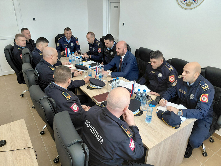 БИЈЕЉИНА, 10. МАРТА /СРНА/ - Директор Казнено-поправног завода /КПЗ/ у Бијељини Миленко Гајић упознао је данас представнике Полицијске управе о динамици пресељења комплетног комплекса КПЗ-а на нову локациј