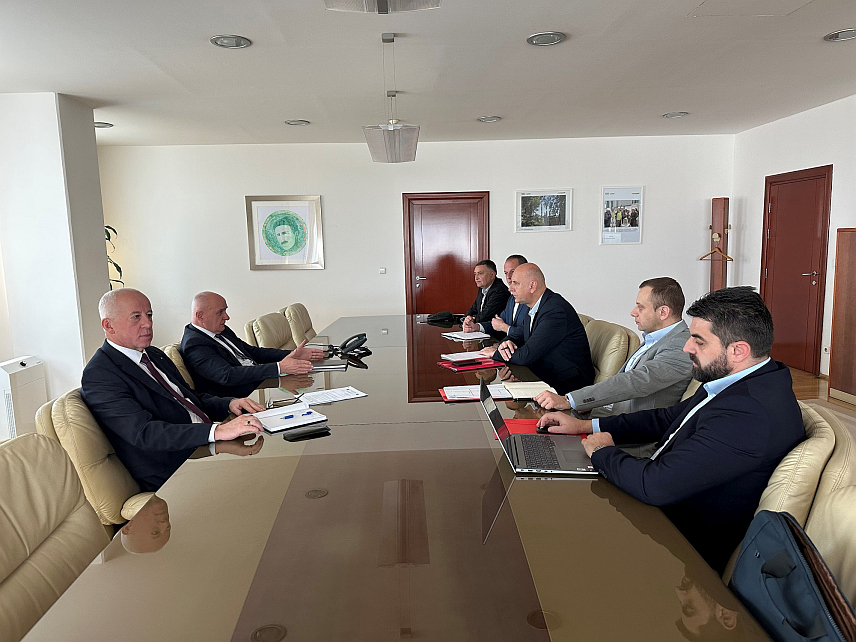 БАЊАЛУКА, 10. МАРТА /СРНА/ - Министар енергетике и рударства Републике Српске Петар Ђокић и чланови управе Рудника и термоелектране /РиТЕ/ "Гацко" на састанку у Бањалуци.