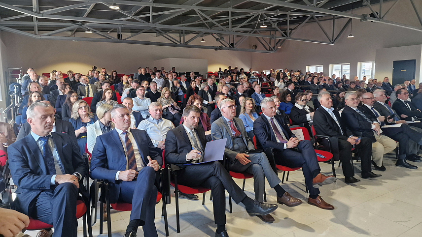 БРЧКО, 10. МАРТА /СРНА/ - У Брчком је данас представљен пројекат развоја тржишта капитала који подразумијева успостављање међународне берзе у дистрикту до краја године, уз подршку америчких инвеститора.