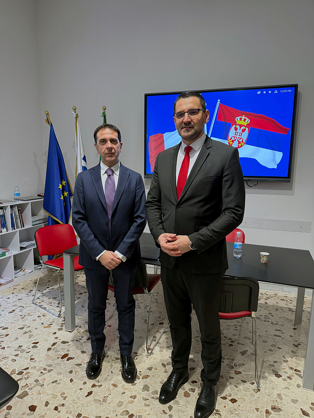 РИМ, 10. МАРТА /СРНА/ - Министар за европске интеграције и међународну сарадњу Републике Српске Златан Клокић разговарао је данас у Риму са предсједником Конфедерације европских асоцијација послодаваца и професионалаца Confederazione AEPI/ Мином Диноијем о начинима повезивања привредника из Српске и инвеститора из Италије с циљем унапређења економске сарадње и повећања спољнотрговинске размјене.