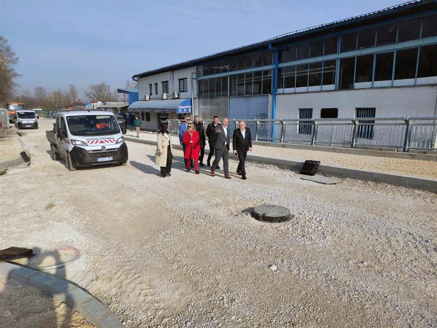 БАЊАЛУКА, 10. МАРТА /СРНА/ - Министар саобраћаја и веза Републике Српске Зоран Стевановић данас је заједно са в.д. директора "Путева Републике Српске" Мирославом Јанковићем обишао завршне радове на изградњи моста у бањалучком насељу Чесма.