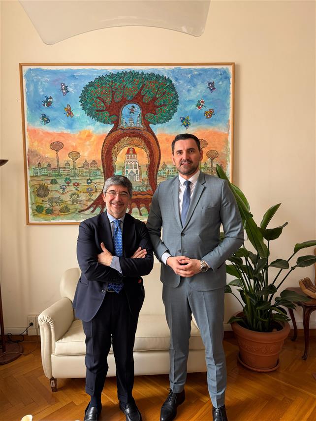 БАЊАЛУКА, 11. МАРТА /СРНА/ - Министар за европске интеграције и међународну сарадњу Републике Српске Златан Клокић током посјете Италији и разговора са замјеником генералног директора за промоцију Италије и економску интернационализацију при Министарству спољних послова Фабрициом Лобасом, као и представницима Одсјека за Балкан Одјељења за Европу.