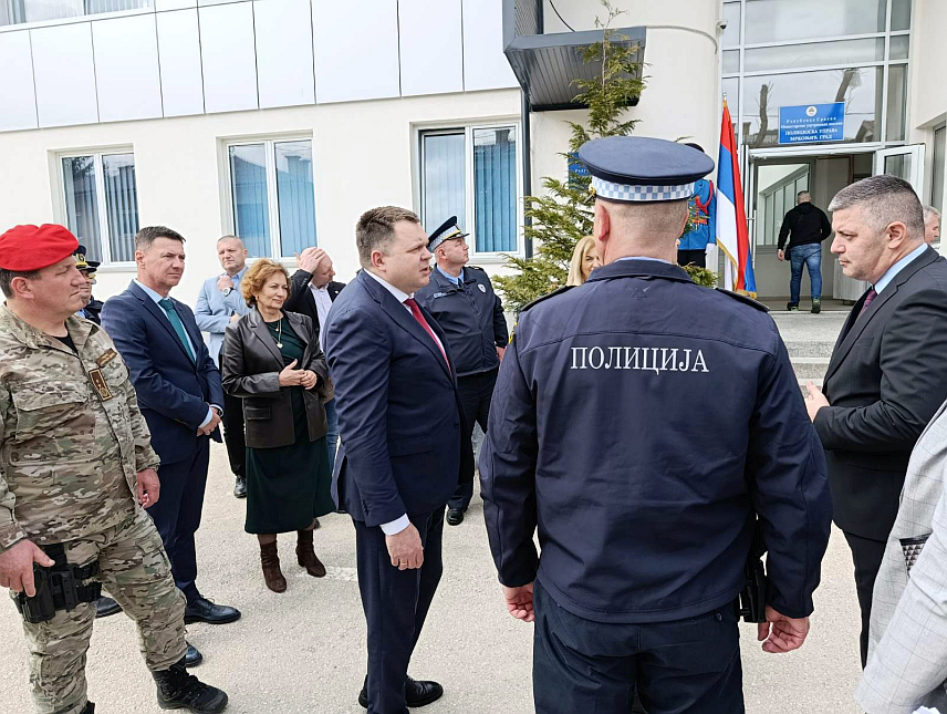 МРКОЊИЋ ГРАД, 11. МАРТА /СРНА/ - Министар унутрашњих послова Републике Српске Жељко Будимир и директор Полиције Српске Синиша Кострешевић данас су отворили реновирани и надограђени дио објекта Полицијске управе Мркоњић Град у који је Влада Српске уложила 982.769 КМ.