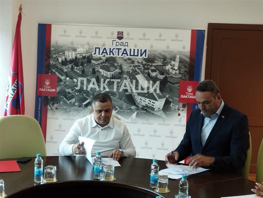 ЛАКТАШИ, 11. МАРТА /СРНА/ - У Лакташима су данас градоначелник Мирослав Бојић и директор Меморијалног центра Републике Српске Денис Бојић потписали Меморандум о сарадњи с циљем очувања сјећања на српске хероје који су дали живот за Републику Српску.	
