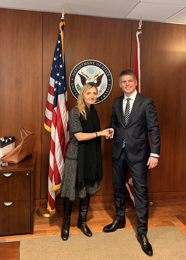 БЕОГРАД/ВАШИНГТОН, 11. МАРТА /СРНА/ - Шеф Канцеларије за јавну и културну дипломатију Владе Србије Арно Гујон састао се данас у Стејт департменту у Вашингтону са подсекретаром за јавну дипломатију Саром Роџерс са којом је разговарао о могућностима јачања сарадње Србије и САД у областима јавне, културне и спортске дипломатије.