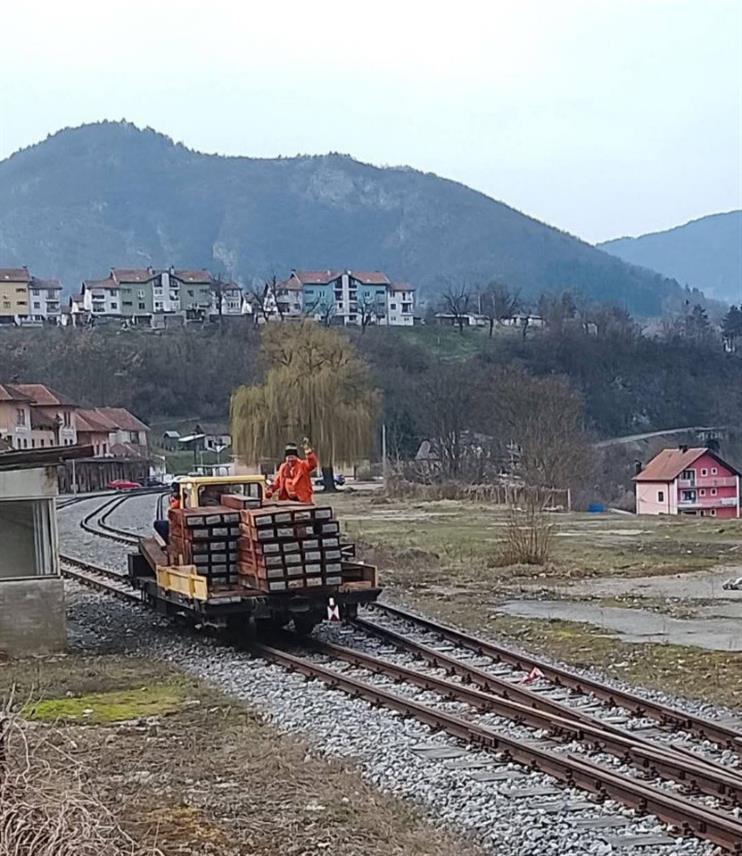 ВИШЕГРАД, 11. МАРТА /СРНА/ - У току је развожење прагова дуж трасе пруге Вардиште-Вишеград како би били замијењени стари и оштећени прагови, што је прва активност на терену након договора влада Републике Српске и Србије о ревитализацији те ускотрачне пруге у туристичке сврхе.