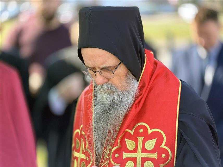 БИЈЕЉИНА, 11. МАРТА /СРНА/ - Његово високопреосвештенство митрополит зворничко-тузлански Фотије освештао је данас у Бијељини земљиште на којем ће бити изграђен храм посвећен Светом Сави по узору на главни храм манастира Хиландар на Светој Гори.