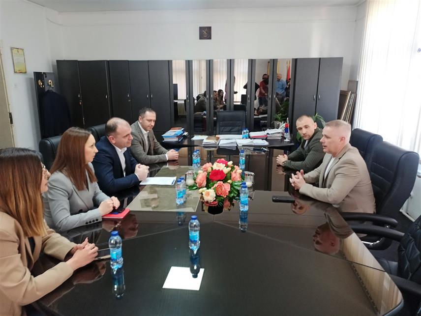 ЗВОРНИК, 11. МАРТА /СРНА/ - У плану је да у Зворнику буде основано одјељење новосадског Центра за несталу и злостављану децу одакле ће касније много лакше дјеловати на територији Републике Српске, изјавио је директор овог центра Игор Јурић након састанка са зворничким градоначелником Бојаном Ивановићем.