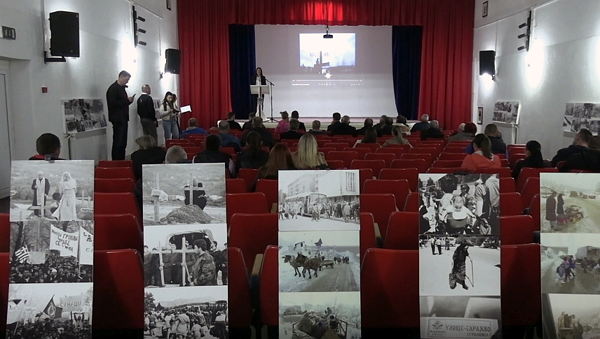 ТРНОВО, 11. МАРТА /СРНА/ - У Трнову је вечерас отворена изложба фотографија о егзодусу сарајевских Срба и њиховом страдању у Одбрамбено-отаџбинском рату, те приказани документарни филмови "Егзодус поново" у режији Сњежана Лаловића и "Крсти(ић)" у режији Драгана Елчића.