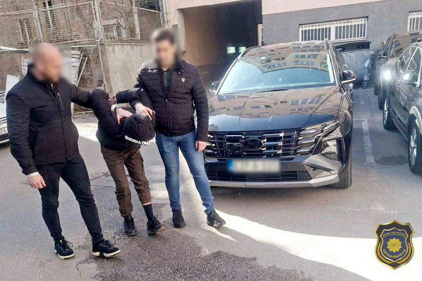 САРАЈЕВО, 12. МАРТА /СРНА/ - Држављанин Авганистана који је прије неколико дана искористио прилику и побјегао из просторија Федералне управе полиције /ФУП/ лоциран је и ухапшен.