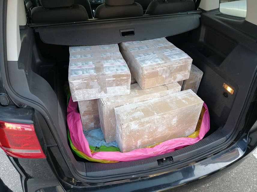 TРЕБИЊЕ, 12. МАРТА /СРНА/ - Билећка полиција одузела је 2.250 паклица цигарета и под сумњом на недозвољену трговину ухапсила Ж. В. из Билеће, саопштено је из Полицијске управе Tребиње.