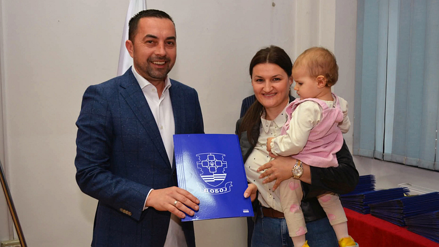 ДОБОЈ, 12. МАРТА /СРНА/ - Градоначелник Добоја Борис Јеринић данас је потписао уговоре о субвенционисању боравка дјеце у приватним предшколским установама за 110 корисника који ће добити по 100 КМ из градског буџета те најавио да ће то бити стална пракса.