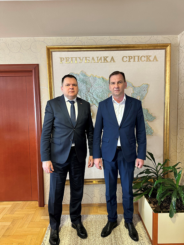 БАЊАЛУКА, 12. МАРТА /СРНА/ - Министар унутрашњих послова Републике Српске Жељко Будимир и начелник Угљевика Драган Гајић разговарали су данас у Бањалуци и сагласили се да је неопходно увести видео-надзор на подручју те општине како би се додатно унаприједила безбједност грађана.