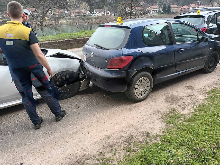 ЗВОРНИК, 12. МАРТА /СРНА/ - Два лица повријеђена су данас у судару у зворничком насељу Грбавци. Саобраћајна незгода, у којој су се сударила два аутомобила, догодила се око 11.00 часова. Полиција је извршила увиђај.
