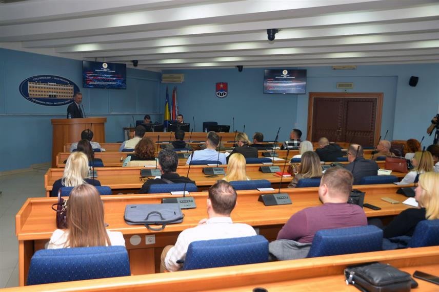 ПРИЈЕДОР, 12. МАРТА /СРНА/ - За побољшање конкурентности малих и средњих предузећа у Републици Српској предвиђено је 2,5 милиона КМ, а за промоцију ових предузећа расположиво је милион КМ, речено је данас у Приједору на представљању програма "Подстицаји - од резервације до исплате средстава".