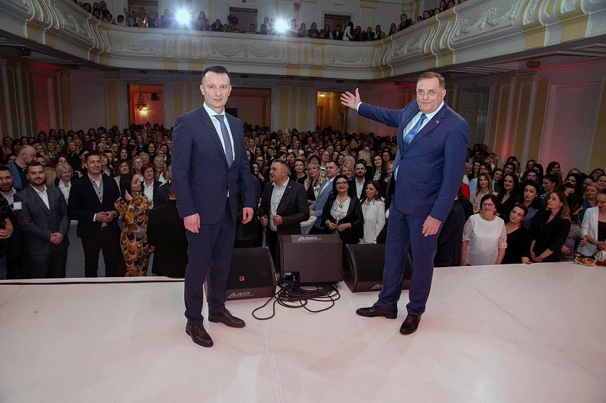 БАЊАЛУКА, 12. МАРТА /СРНА/ - Предсједник СНСД-а Милорад Додик, који вечерас присуствује осмомартовској прослави у Бањалуци, истакао је да свака жена заслужује огромну пажњу и поштовање и да на то треба да рачуна сваки дан.